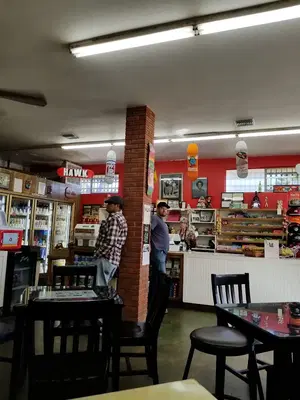 Lola's 7 Up Market & Deli