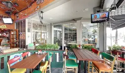 Barney’s Beanery Santa Monica
