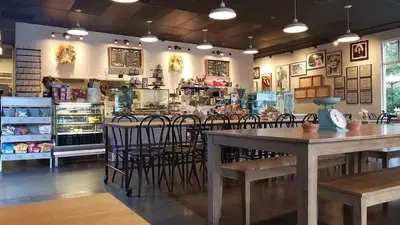 Lola's Cafe