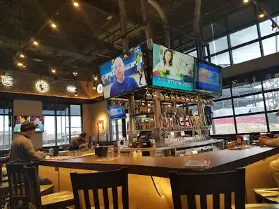 Old Chicago Pizza + Taproom