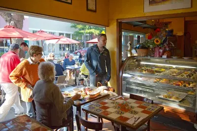C'est La Vie - Pastries Breakfast & Dinner
