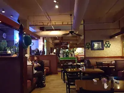 Dellis' Restaurant Bar & Grill