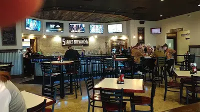 5 Lakes Brew Pub