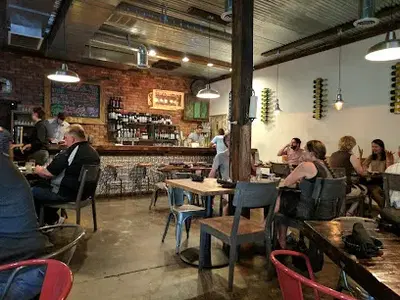 Debajo Tapas Y Vino