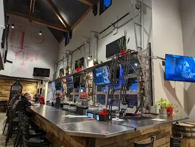 Warped Wing Brewpub & Smokery - Mason