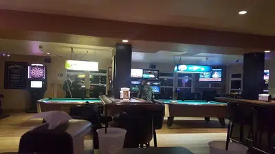 Carlee's Bar & Grill